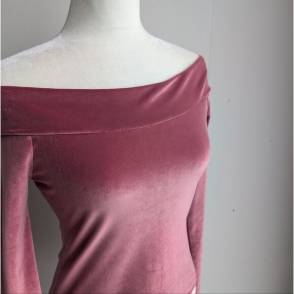 Aritzia Talula Yardley Velvet Off The Shoulder Top - Picture 5 of 7